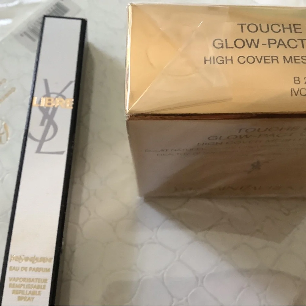 Yves Saint Laurent Touche Éclat Glow-Pact Cushion Foundation - Ivory (B20)